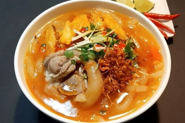 Bánh canh cua giò heo ngon chuẩn vị, hòa quyện hương vị.