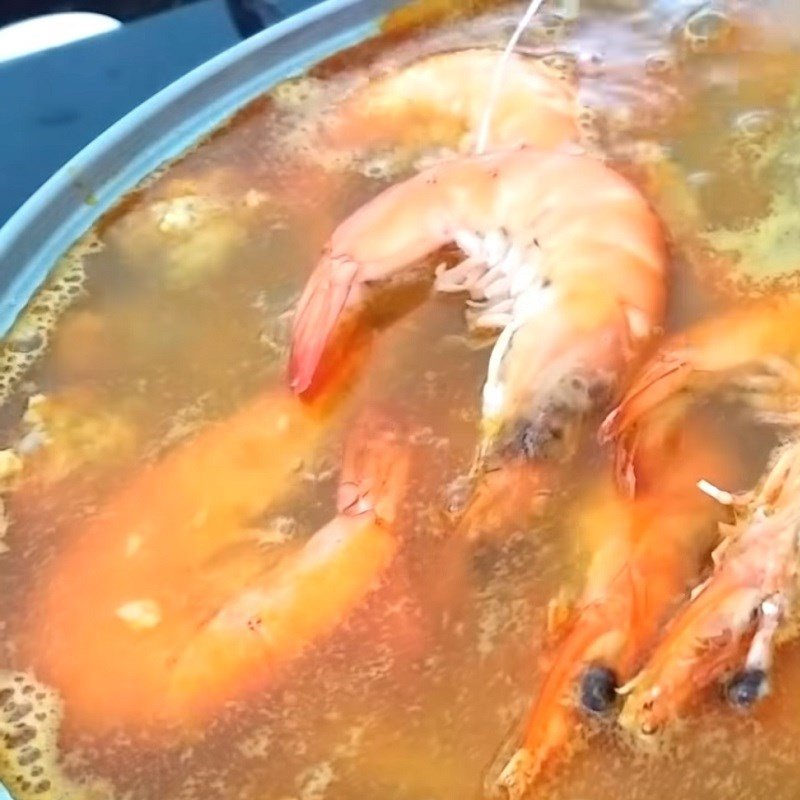 Bánh canh tôm hoàn thành với sợi bánh và tôm