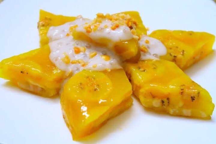 Bánh chuối hấp nước cốt dừa mềm mịn, là món ăn dặm bổ dưỡng cho bé