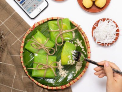 Bánh cốm Hà Nội truyền thống trên đĩa, minh họa câu hỏi bánh cốm bao nhiêu calo