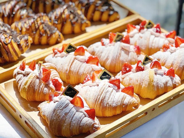 Bánh croissant được làm từ hai thành phần chủ yếu là bột mì và bơ
