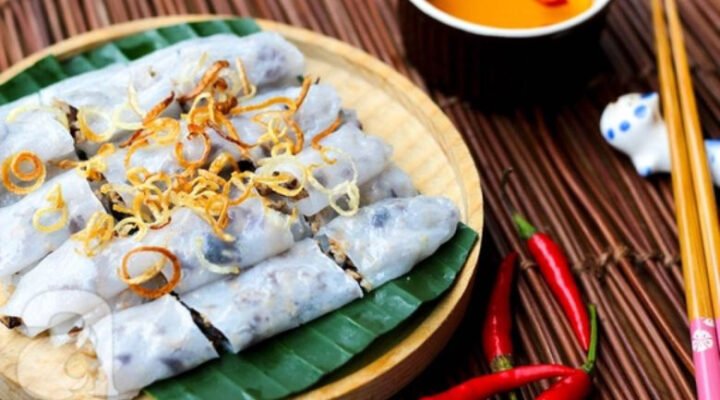 Bánh cuốn bằng bột gạo truyền thống với nhân thịt mộc nhĩ, ăn kèm rau sống và chả lụa