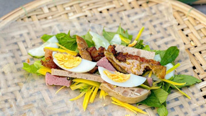 Bánh cuốn Bình Định phong phú nguyên liệu với chả ram, thịt nướng và rau thơm.
