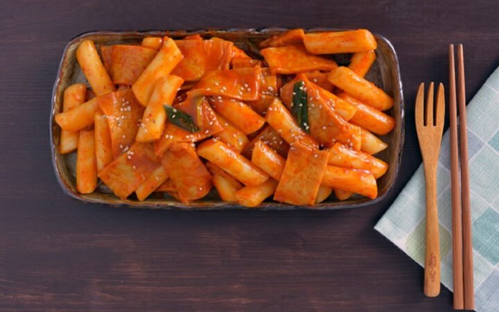 Bánh gạo tokbokki truyền thống sốt cay, món ăn vặt Hàn Quốc phổ biến