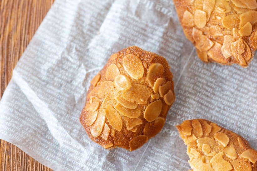 Bánh hạnh nhân được bảo quản trong hũ thủy tinh kín