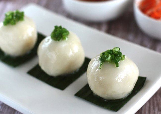 Bánh ít trần nhân đậu xanh dừa ngọt sau khi hoàn thành hấp