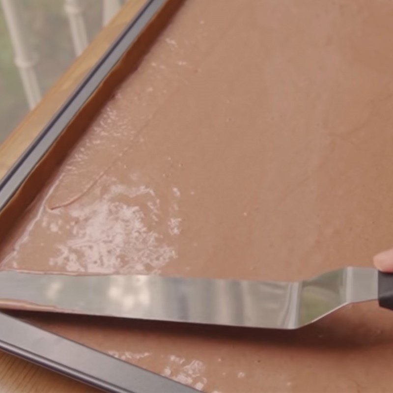 Bánh kem nhỏ đang nướng trong lò vàng đều