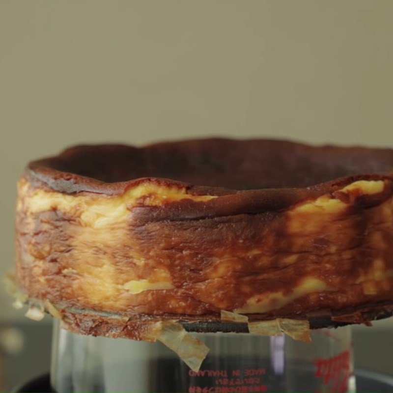 Bánh kem phô mai cháy Basque Burnt Cheese vừa ra lò với bề mặt nâu sẫm đặc trưng, hấp dẫn