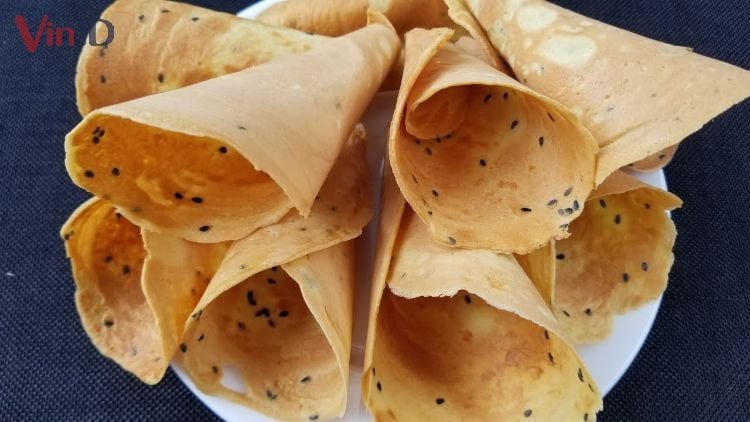 Bánh kẹp giòn mè đen cuộn hấp dẫn, màu sắc bắt mắt