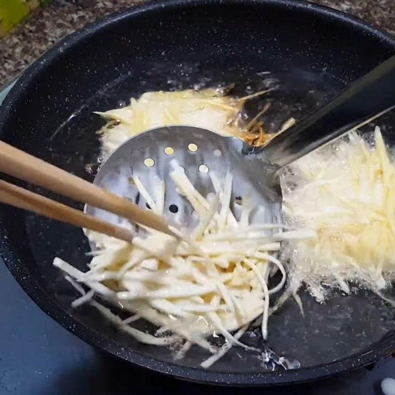 Bánh khoai lang chiên vàng đều hai mặt trên bếp