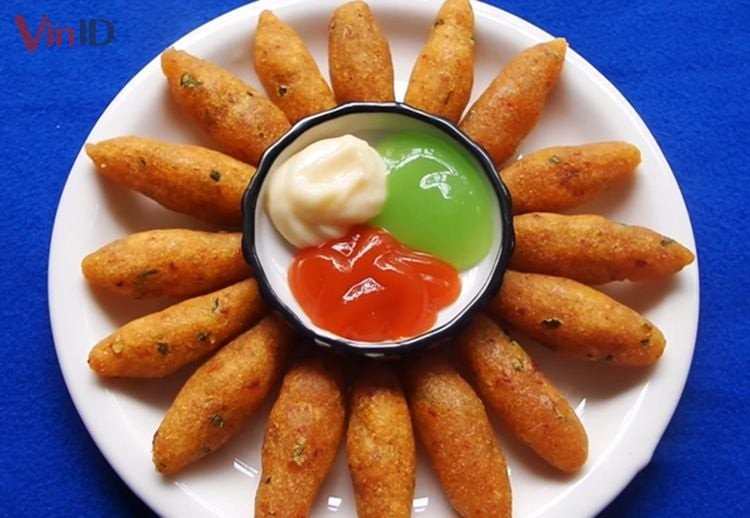 Bánh khoai mì chiên cay vàng ruộm, sẵn sàng để thưởng thức cùng sốt chấm