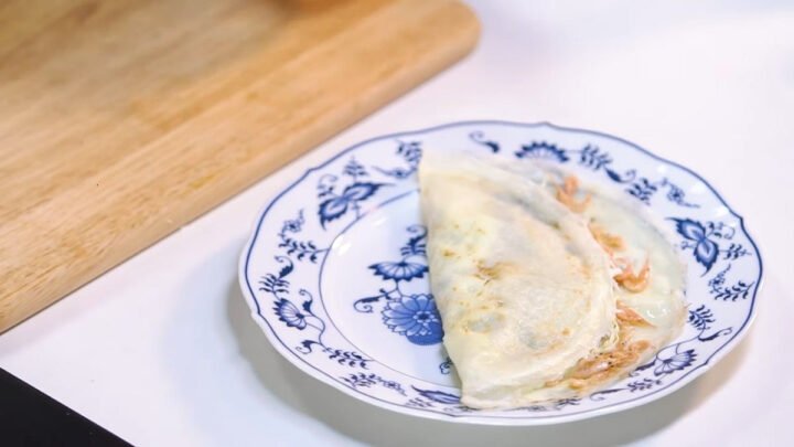 Bánh khoái tép Thanh Hóa nóng hổi, giòn rụm trên đĩa, sẵn sàng để thưởng thức