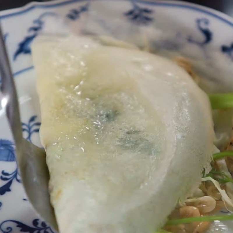 Bánh khoái tép Thanh Hóa thành phẩm nóng hổi, ăn kèm rau sống và nước chấm chua ngọt