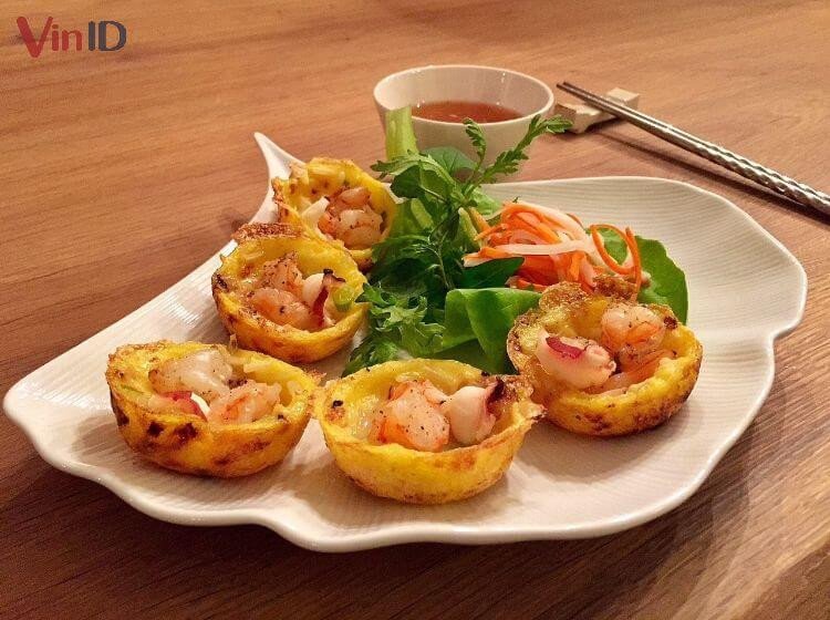 Bánh khọt miền Trung nhỏ xinh, nhân tôm và trứng cút hấp dẫn