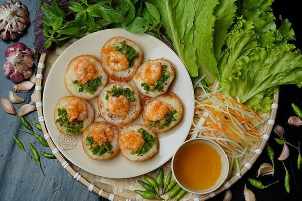 Bánh khọt thành phẩm ăn kèm rau sống và nước chấm