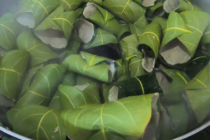 Bánh lá mơ hấp dẻo thơm với màu xanh đậm tự nhiên