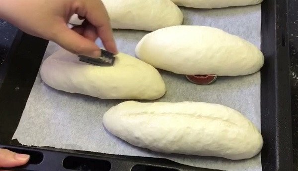 Bánh mì đã tạo hình sẵn sàng nướng trong nồi cơm điện