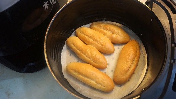 Bánh mì giòn vàng ươm từ nồi chiên không dầu