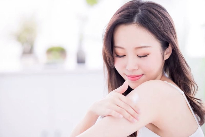 Bánh mì nguyên cám và các thực phẩm dinh dưỡng, thể hiện lợi ích sức khỏe từ bột mì.