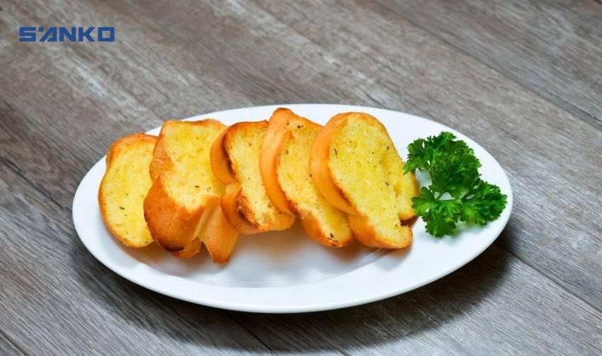 Bánh mì nướng bơ đường đang được nướng trên chảo