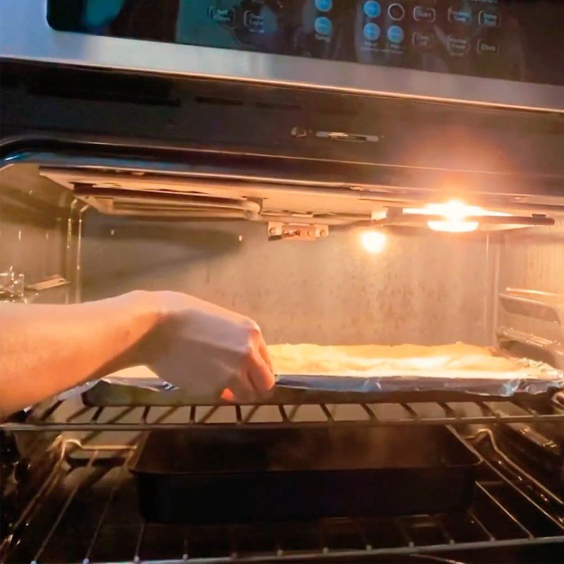 Bánh mì Pháp đang được nướng trong lò