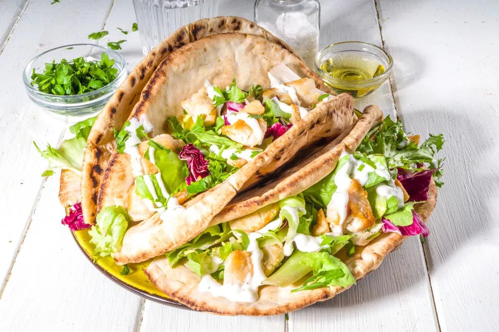 Bánh mì pita kẹp ức gà áp chảo sốt sữa chua Hy Lạp