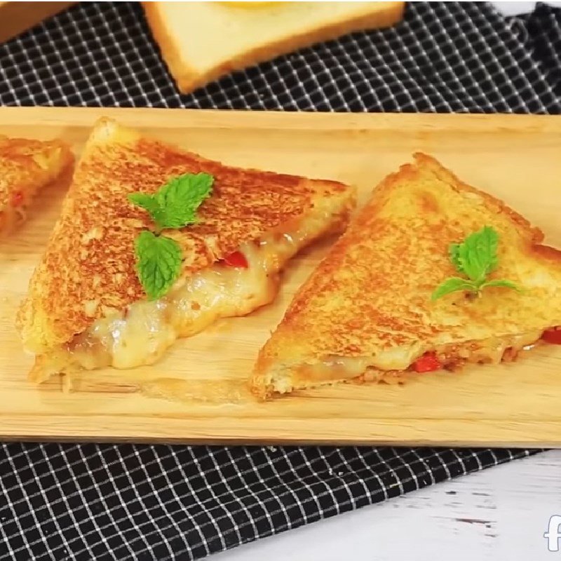 Bánh mì sandwich kẹp thịt băm xào phô mai