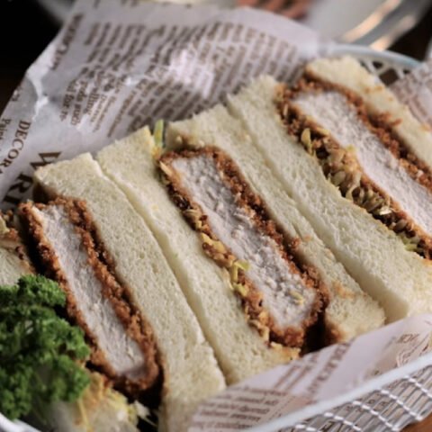 Bánh mì sandwich kẹp thịt heo chiên giòn thơm lừng