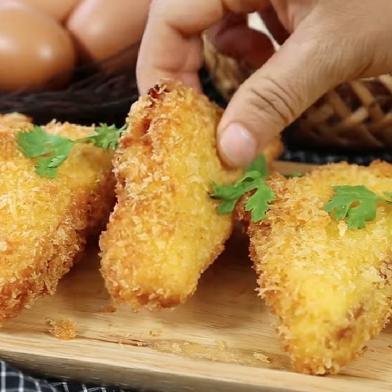 Bánh mì sandwich kẹp thịt xông khói chiên trứng