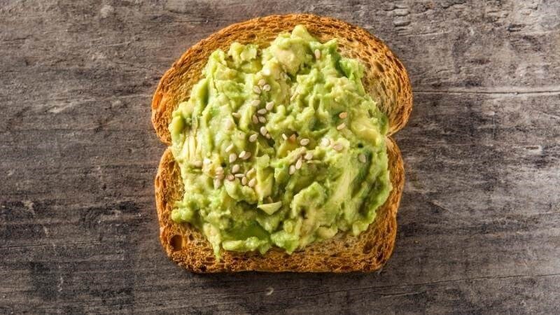 Bánh mì sandwich phết bơ sáp nghiền mịn, lựa chọn lành mạnh thay mayonnaise