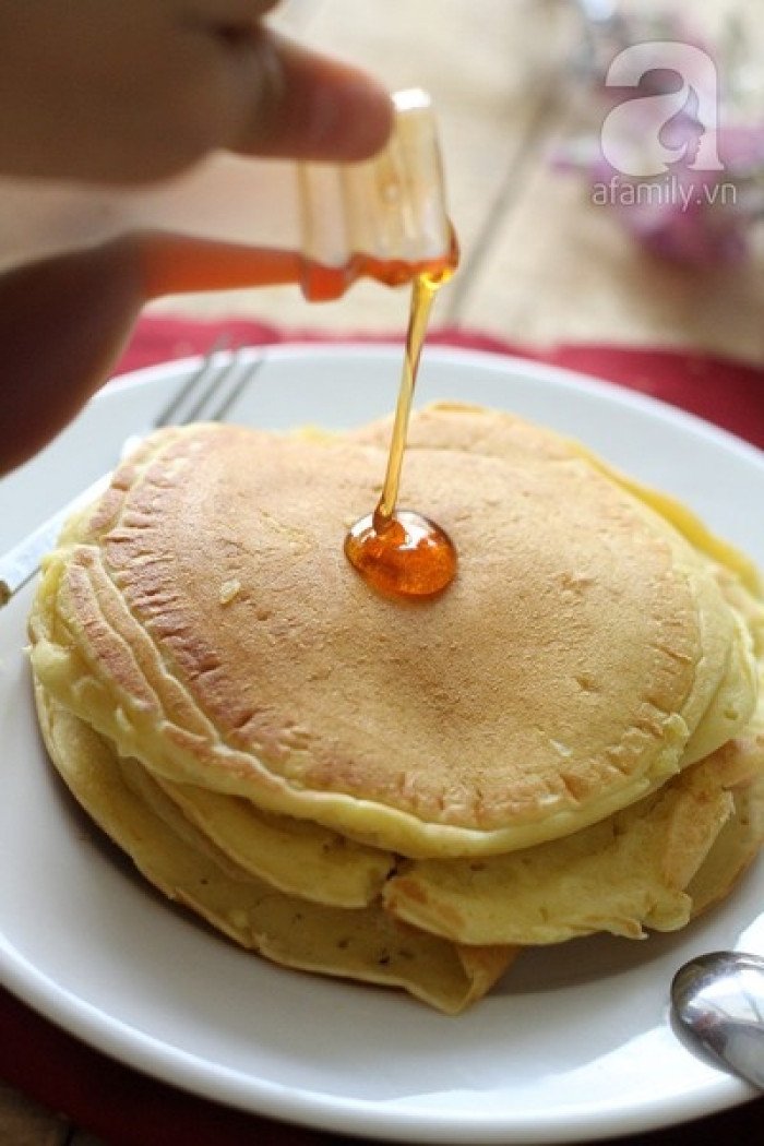 Bánh pancake bơ mật ong rưới mật ong