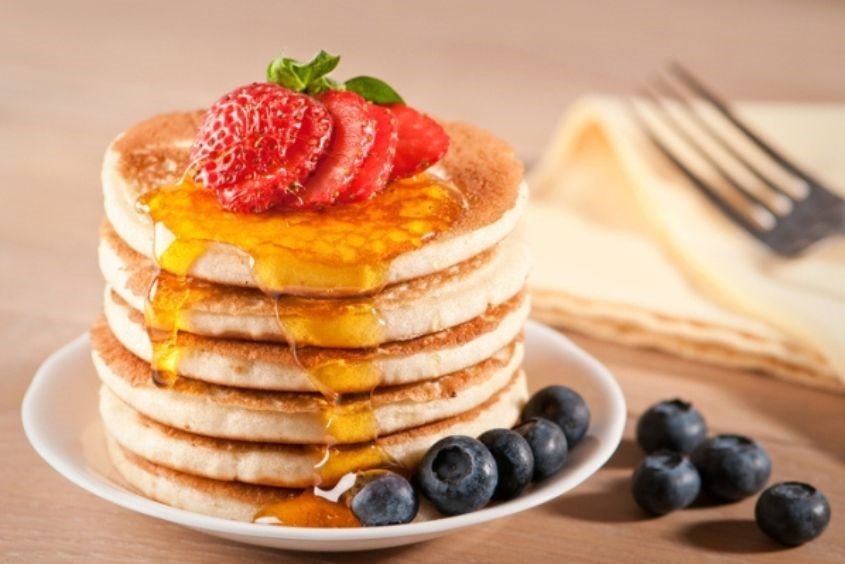 Bánh pancake nhỏ xinh, vàng ruộm, trang trí trái cây tươi cho bé ăn dặm