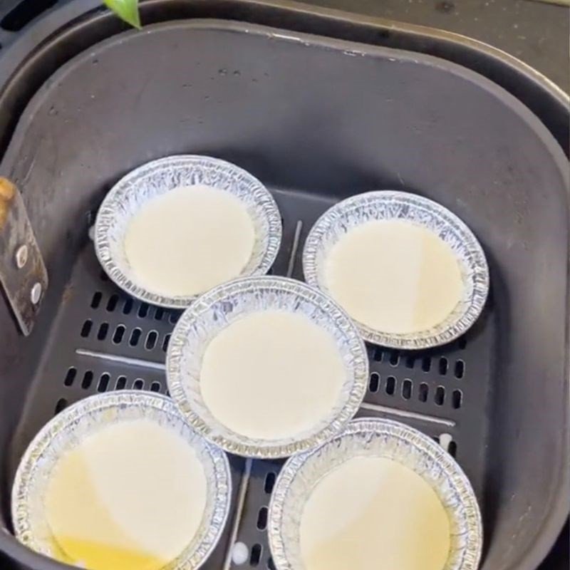 Bánh phô mai dẻo đang được nướng vàng trong nồi chiên không dầu