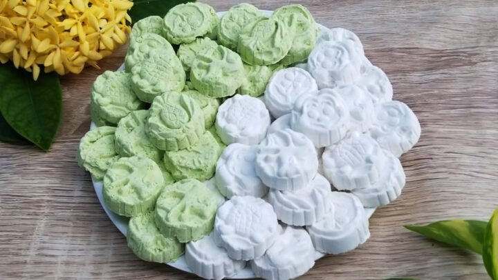 Bánh phục linh cốt dừa và bánh phục linh lá dứa truyền thống