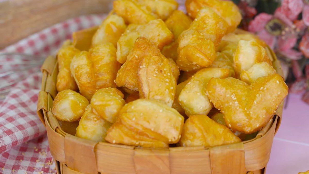 Bánh quẩy ngọt mềm chiên vàng, giòn xốp