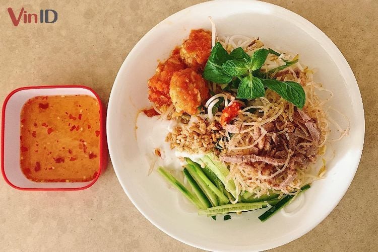 Bánh tằm bì xíu mại đầy đặn chan nước cốt dừa béo ngậy