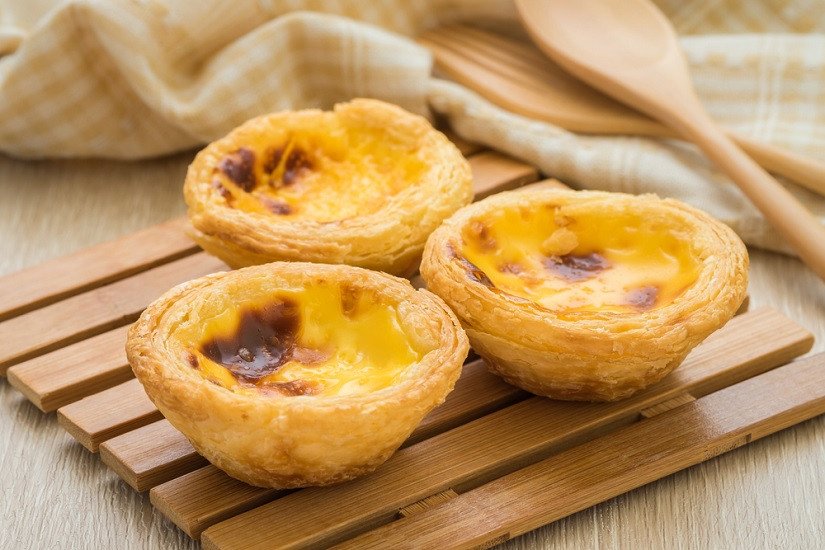 Bánh tart trứng thành phẩm thơm ngon, vỏ vàng giòn, nhân béo ngậy.
