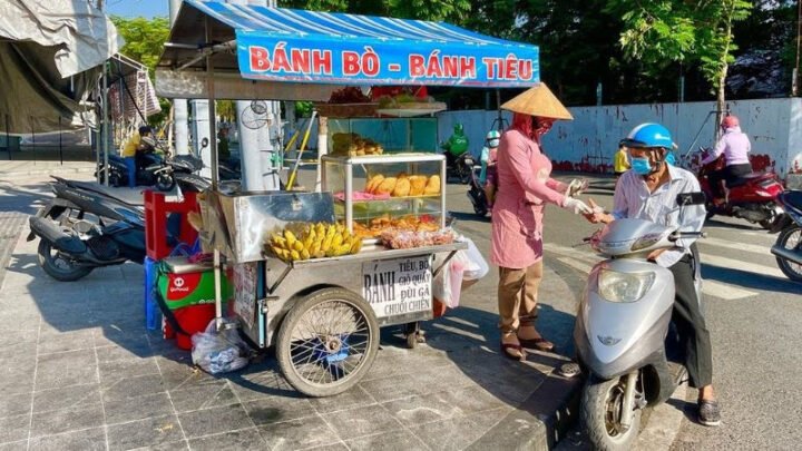 Bánh tiêu giòn rụm - món ăn vặt đường phố được yêu thích tại Sài Gòn