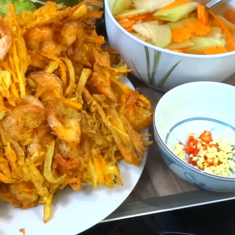 Bánh tôm khoai lang vàng giòn với rau sống và nước chấm