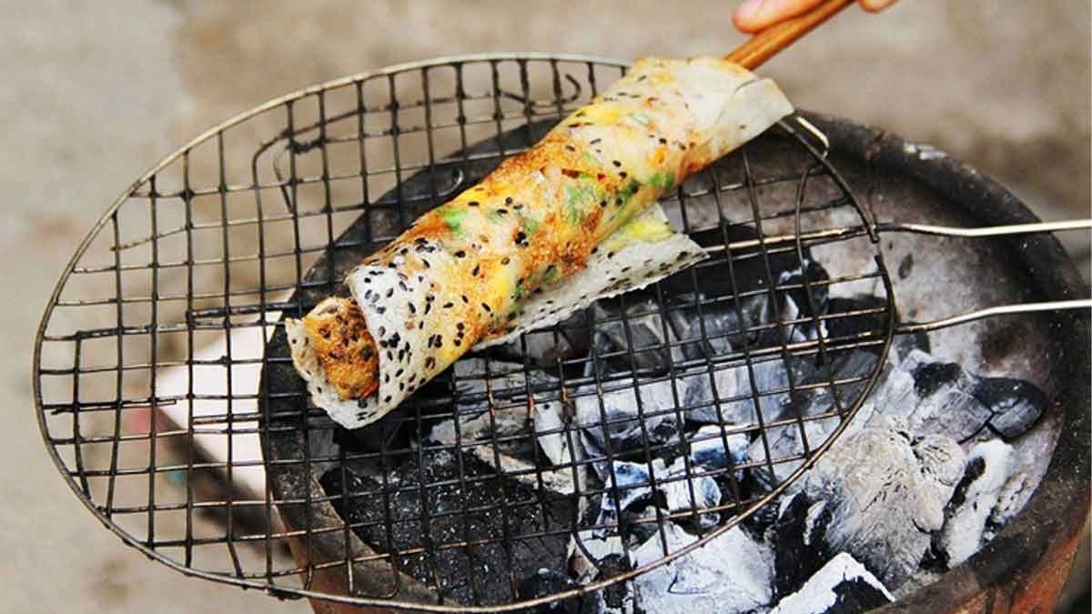 Bánh tráng nướng than truyền thống đã chín vàng giòn, sẵn sàng thưởng thức