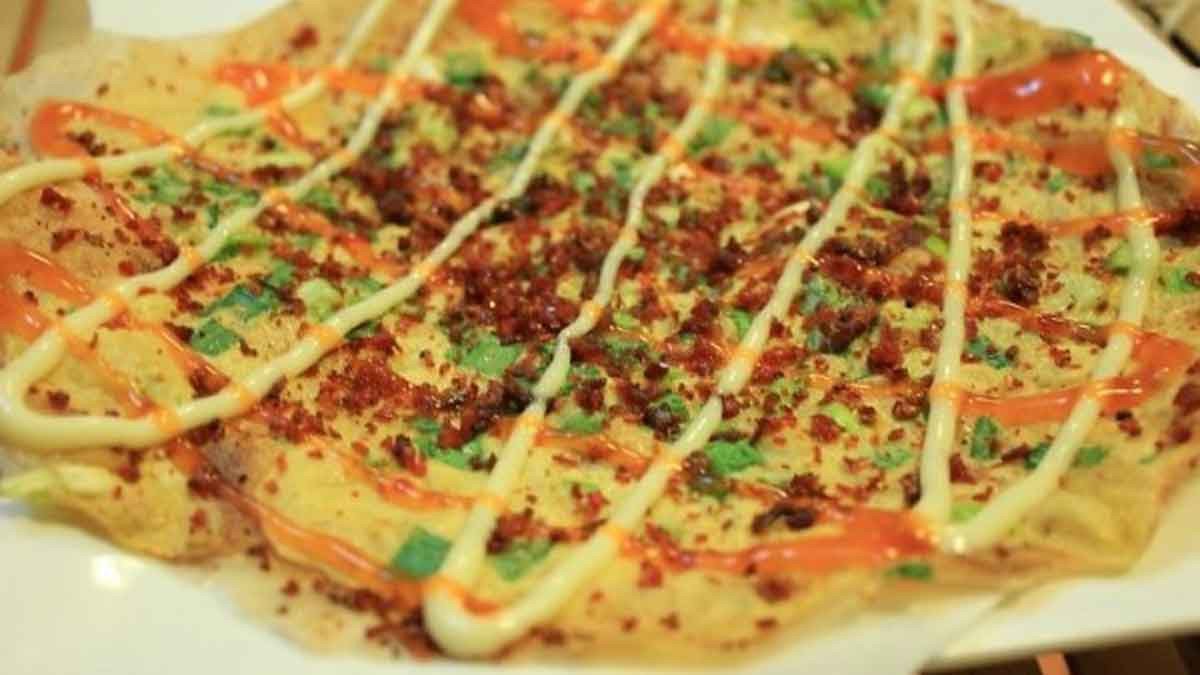 Bánh tráng nướng vàng giòn với nhiều loại nhân, minh họa các lưu ý khi nướng