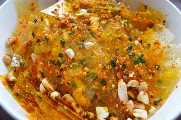 Bánh tráng trộn sa tế đỏ cam bắt mắt, hương vị cay nồng khó cưỡng