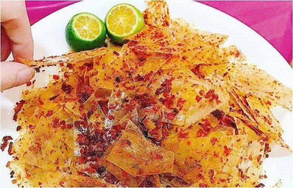 Bánh tráng trộn tắc hoàn thành với màu sắc hấp dẫn