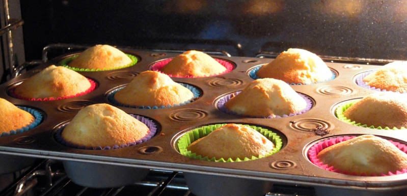 Bánh trứng nướng chín vàng ươm sau khi ra lò