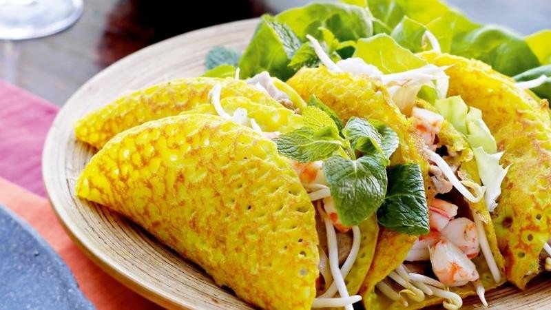 Bánh xèo cuộn rau sống, cân bằng dinh dưỡng giúp không tăng cân