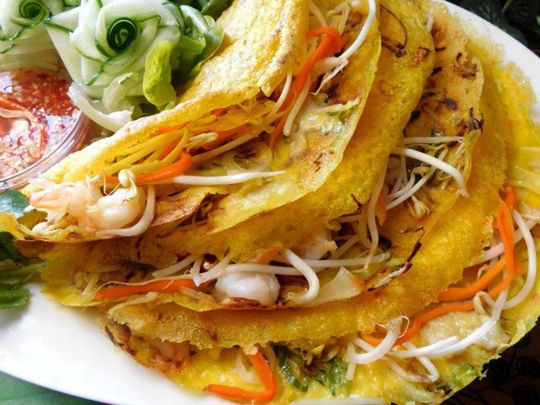 Bánh xèo miền Trung với vỏ giòn rụm và nhân đầy đặn