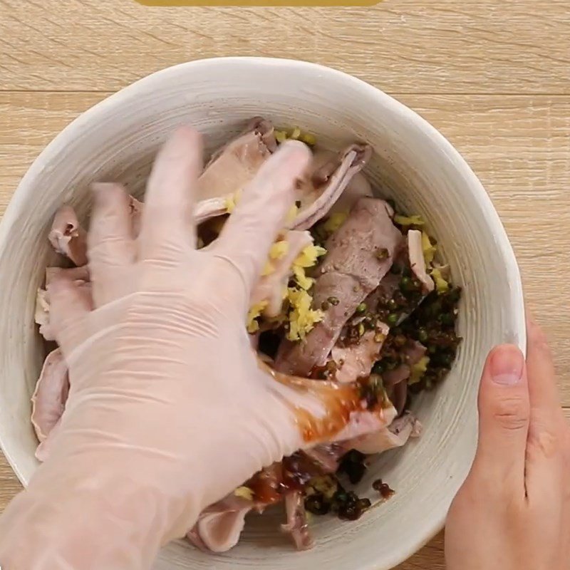 Bao tử được ướp với tiêu xanh và gia vị chuẩn bị cho nồi lẩu