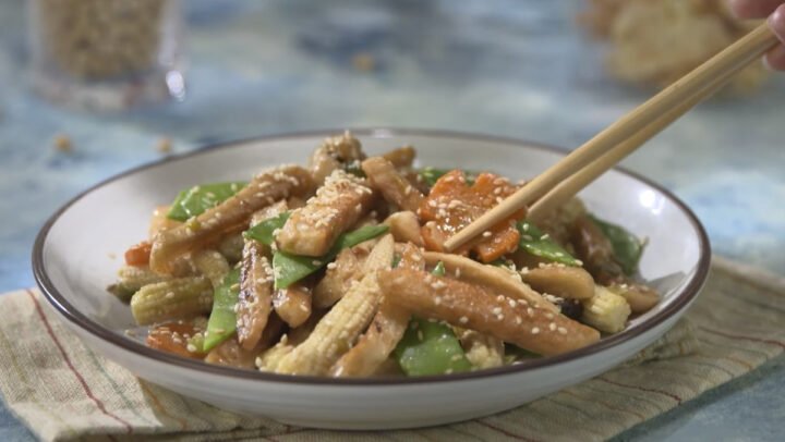 Bắp non xào tỏi và bắp non xào mì căn chay thơm ngon thanh đạm