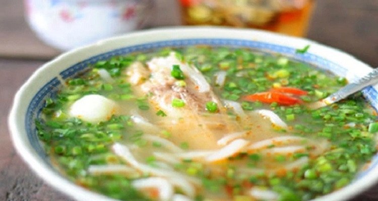 Bát bánh canh cá lóc Quảng Trị nóng hổi, hấp dẫn đã hoàn thành