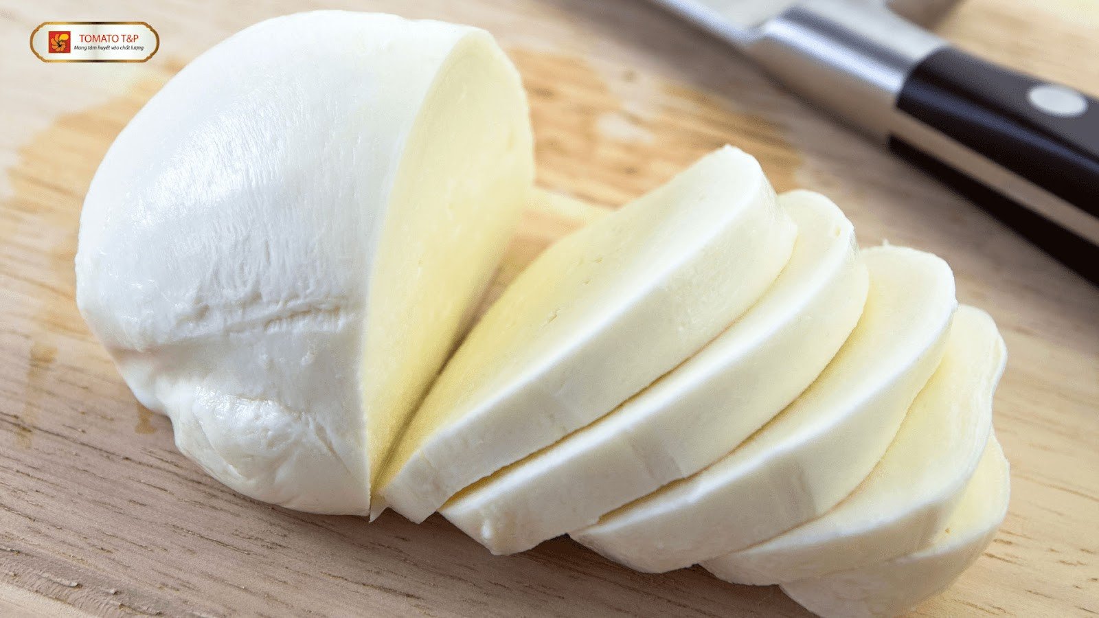 Bát bột phô mai vàng ươm và muỗng, đặt ra câu hỏi bột phô mai bao nhiêu calo mỗi khẩu phần.